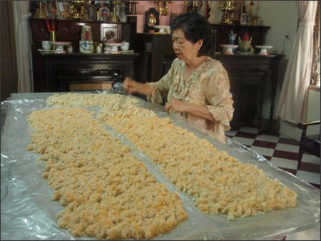 Cô Vân Loan đang dùng đũa đảo để mốc lên màu vàng đều Cô Vân Loan đang dùng đũa đảo để mốc lên màu vàng đều