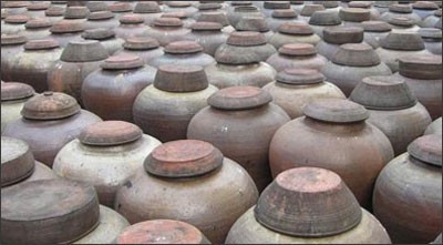 Chum sành dùng để ngâm và ủ tương ở làng Bần Chum sành dùng để ngâm và ủ tương ở làng Bần