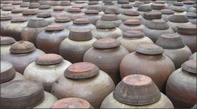 Chum sành dùng để ngâm và ủ tương ở làng Bần Chum sành dùng để ngâm và ủ tương ở làng Bần