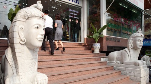 Tượng mình sư tử, đầu người trước cửa một trung tâm mua sắm ở Q.1, TP.HCM - Ảnh: Gia Tiến Tượng mình sư tử, đầu người trước cửa một trung tâm mua sắm ở Q.1, TP.HCM - Ảnh: Gia Tiến