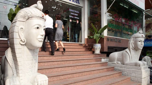 Tượng mình sư tử, đầu người trước cửa một trung tâm mua sắm ở Q.1, TP.HCM - Ảnh: Gia Tiến