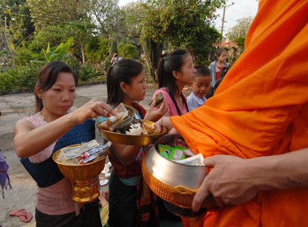 6 giờ sáng, người dân Lào cúng dường thực phẩm cho các nhà sư khất thực 6 giờ sáng, người dân Lào cúng dường thực phẩm cho các nhà sư khất thực