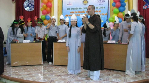 Thầy Thích Hạnh Tín trong một buổi truyền thông cho con em các Phật tử - Ảnh: M.T