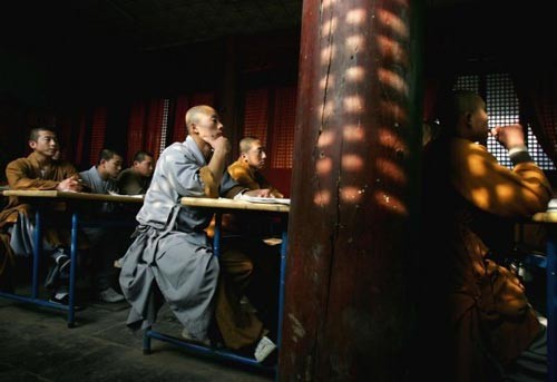 Một võ tăng đang luyện võ với câu liêm Võ sư với vẻ mặt dữ dằn chẳng kém gì Lỗ Trí Thâm Thể hiện ý chí kiên cường Các võ sư đang chăm chú nghe giảng Đọc sách đợi giờ ăn Vừa học vừa luyện võ Một phút ngẫu hứng đùa nghịch trong chùa Màn luyện võ ngoạn mục trên dốc núi Một giấc ngủ ngon Màn nhào lộn của võ sư nhí Một sư thầy với chiếc áo cà sa màu vàng Bay người như trong phim Các võ sư Thiếu Lâm thường tập luyện ở những địa điểm cheo leo mạo hiểm Một phút thảnh thơi Võ sư nhí mắm môi mắm lợi tập gập mình Giờ ăn trưa của các sư thầy Vén màn cuộc sống thần bí của võ tăng Thiếu Lâm