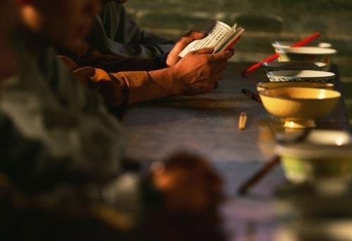 Một võ tăng đang luyện võ với câu liêm Võ sư với vẻ mặt dữ dằn chẳng kém gì Lỗ Trí Thâm Thể hiện ý chí kiên cường Các võ sư đang chăm chú nghe giảng Đọc sách đợi giờ ăn Vừa học vừa luyện võ Một phút ngẫu hứng đùa nghịch trong chùa Màn luyện võ ngoạn mục trên dốc núi Một giấc ngủ ngon Màn nhào lộn của võ sư nhí Một sư thầy với chiếc áo cà sa màu vàng Bay người như trong phim Các võ sư Thiếu Lâm thường tập luyện ở những địa điểm cheo leo mạo hiểm Một phút thảnh thơi Võ sư nhí mắm môi mắm lợi tập gập mình Giờ ăn trưa của các sư thầy Vén màn cuộc sống thần bí của võ tăng Thiếu Lâm