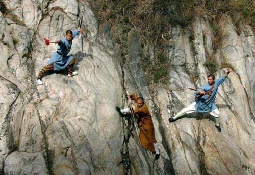 Một võ tăng đang luyện võ với câu liêm Võ sư với vẻ mặt dữ dằn chẳng kém gì Lỗ Trí Thâm Thể hiện ý chí kiên cường Các võ sư đang chăm chú nghe giảng Đọc sách đợi giờ ăn Vừa học vừa luyện võ Một phút ngẫu hứng đùa nghịch trong chùa Màn luyện võ ngoạn mục trên dốc núi Một giấc ngủ ngon Màn nhào lộn của võ sư nhí Một sư thầy với chiếc áo cà sa màu vàng Bay người như trong phim Các võ sư Thiếu Lâm thường tập luyện ở những địa điểm cheo leo mạo hiểm Một phút thảnh thơi Võ sư nhí mắm môi mắm lợi tập gập mình Giờ ăn trưa của các sư thầy Vén màn cuộc sống thần bí của võ tăng Thiếu Lâm