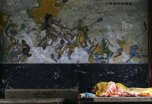 Một võ tăng đang luyện võ với câu liêm Võ sư với vẻ mặt dữ dằn chẳng kém gì Lỗ Trí Thâm Thể hiện ý chí kiên cường Các võ sư đang chăm chú nghe giảng Đọc sách đợi giờ ăn Vừa học vừa luyện võ Một phút ngẫu hứng đùa nghịch trong chùa Màn luyện võ ngoạn mục trên dốc núi Một giấc ngủ ngon Màn nhào lộn của võ sư nhí Một sư thầy với chiếc áo cà sa màu vàng Bay người như trong phim Các võ sư Thiếu Lâm thường tập luyện ở những địa điểm cheo leo mạo hiểm Một phút thảnh thơi Võ sư nhí mắm môi mắm lợi tập gập mình Giờ ăn trưa của các sư thầy Vén màn cuộc sống thần bí của võ tăng Thiếu Lâm