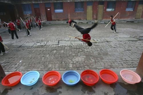 Một võ tăng đang luyện võ với câu liêm Võ sư với vẻ mặt dữ dằn chẳng kém gì Lỗ Trí Thâm Thể hiện ý chí kiên cường Các võ sư đang chăm chú nghe giảng Đọc sách đợi giờ ăn Vừa học vừa luyện võ Một phút ngẫu hứng đùa nghịch trong chùa Màn luyện võ ngoạn mục trên dốc núi Một giấc ngủ ngon Màn nhào lộn của võ sư nhí Một sư thầy với chiếc áo cà sa màu vàng Bay người như trong phim Các võ sư Thiếu Lâm thường tập luyện ở những địa điểm cheo leo mạo hiểm Một phút thảnh thơi Võ sư nhí mắm môi mắm lợi tập gập mình Giờ ăn trưa của các sư thầy Vén màn cuộc sống thần bí của võ tăng Thiếu Lâm