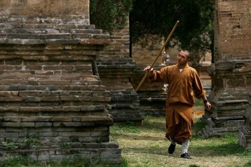 Một võ tăng đang luyện võ với câu liêm Võ sư với vẻ mặt dữ dằn chẳng kém gì Lỗ Trí Thâm Thể hiện ý chí kiên cường Các võ sư đang chăm chú nghe giảng Đọc sách đợi giờ ăn Vừa học vừa luyện võ Một phút ngẫu hứng đùa nghịch trong chùa Màn luyện võ ngoạn mục trên dốc núi Một giấc ngủ ngon Màn nhào lộn của võ sư nhí Một sư thầy với chiếc áo cà sa màu vàng Bay người như trong phim Các võ sư Thiếu Lâm thường tập luyện ở những địa điểm cheo leo mạo hiểm Một phút thảnh thơi Võ sư nhí mắm môi mắm lợi tập gập mình Giờ ăn trưa của các sư thầy Vén màn cuộc sống thần bí của võ tăng Thiếu Lâm