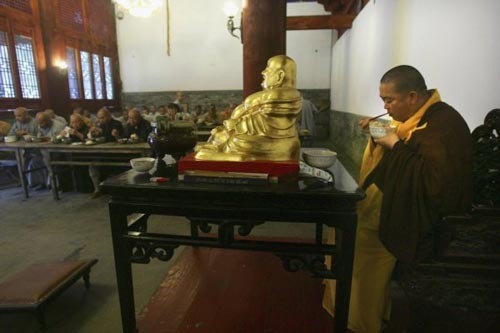 Một võ tăng đang luyện võ với câu liêm Võ sư với vẻ mặt dữ dằn chẳng kém gì Lỗ Trí Thâm Thể hiện ý chí kiên cường Các võ sư đang chăm chú nghe giảng Đọc sách đợi giờ ăn Vừa học vừa luyện võ Một phút ngẫu hứng đùa nghịch trong chùa Màn luyện võ ngoạn mục trên dốc núi Một giấc ngủ ngon Màn nhào lộn của võ sư nhí Một sư thầy với chiếc áo cà sa màu vàng Bay người như trong phim Các võ sư Thiếu Lâm thường tập luyện ở những địa điểm cheo leo mạo hiểm Một phút thảnh thơi Võ sư nhí mắm môi mắm lợi tập gập mình Giờ ăn trưa của các sư thầy Vén màn cuộc sống thần bí của võ tăng Thiếu Lâm