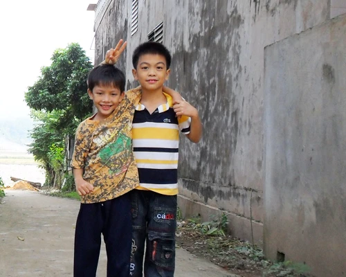 Cháu Tiến vui đùa bên những đứa trẻ hàng xóm.