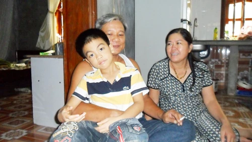 Tiến bên bố mẹ "nuôi".