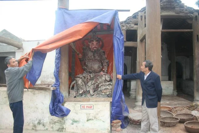 Che chắn tạm bợ thế này, những tượng phật linh thiêng sẽ dần hư hỏng (Ảnh: T.Anh)