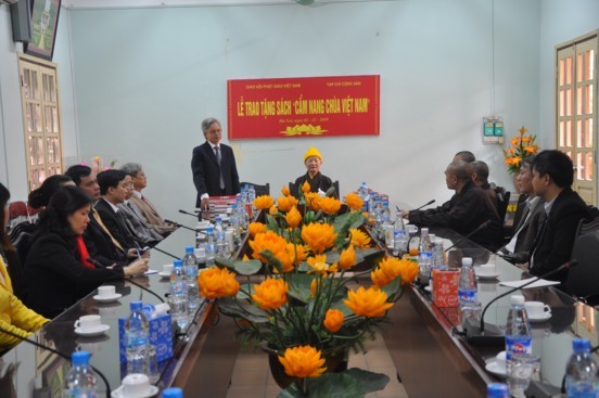 Hà Nội: GHPGVN đón nhận 200 quyển "Cẩm nang chùa Việt Nam" ảnh 1 Hà Nội: GHPGVN đón nhận 200 quyển "Cẩm nang chùa Việt Nam" ảnh 1