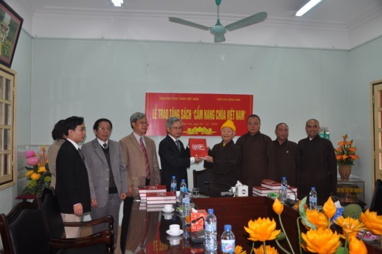 Hà Nội: GHPGVN đón nhận 200 quyển "Cẩm nang chùa Việt Nam" ảnh 2 Hà Nội: GHPGVN đón nhận 200 quyển "Cẩm nang chùa Việt Nam" ảnh 2