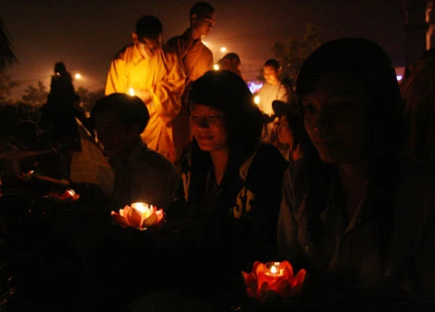 Hàng trăm người dân, Phật tử tham dự buổi lễ cầu nguyện