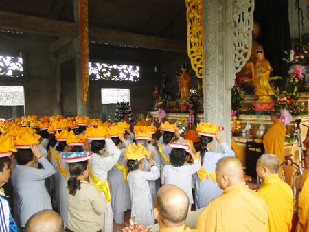 Phật tử cúng Pháp Y.jpg