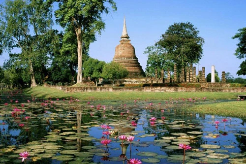 Một ngôi chùa với hồ nước rộng.