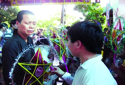 Sư thầy Thích Đàm Tiền trao quà và đèn ông sao cho các “con” khuyết tật tại lớp học tình thương.