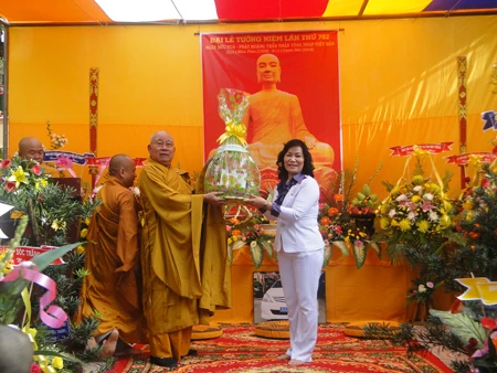 Ban Dân vận Tỉnh ủy tặng quà.jpg