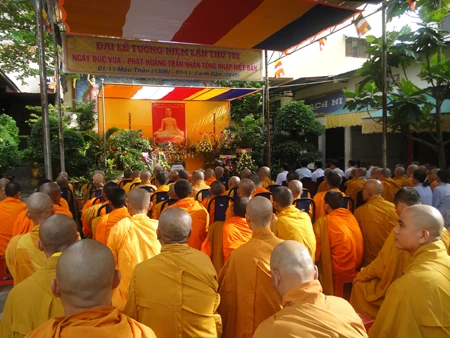 Cảnh lễ tưởng niệm.jpg