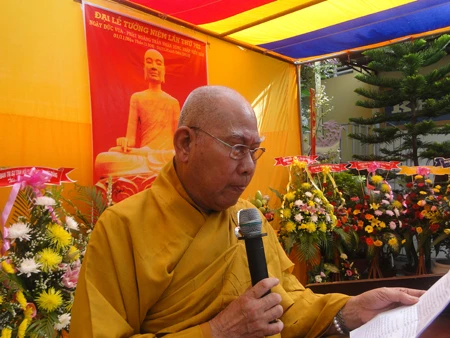 HT Thích Thiện Sanh đọc lời tưởng niệm.jpg