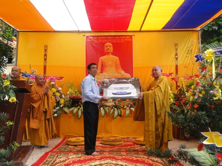 UBND tinh Sóc Trăng tặng xe.jpg