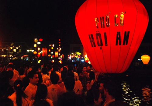người người về với phố cổ mộng mơ...
