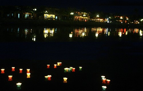 Ánh hoa đăng chất chứa lời nguyện cầu... Ánh hoa đăng chất chứa lời nguyện cầu...