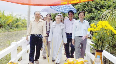 Sư cô Thích Nữ Huệ Dâng trong buổi lễ khánh thành cầu giao thông nông thôn tại xã Phú Thuận, huyện Bình Đại, Bến Tre. Ảnh: C. LONG PHƯỚC