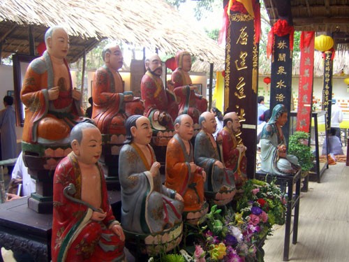 Bộ tượng Thập Bát La Hán bằng chất liệu đất nung với các họa tiết, hoa văn tinh xảo (tại chùa Phước Lâm). Bộ tượng Thập Bát La Hán bằng chất liệu đất nung với các họa tiết, hoa văn tinh xảo (tại chùa Phước Lâm).