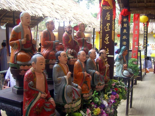 Bộ tượng Thập Bát La Hán bằng chất liệu đất nung với các họa tiết, hoa văn tinh xảo (tại chùa Phước Lâm).