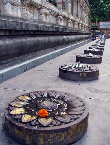 Tuần thứ sáu đức Phật ngồi thiền tại bờ hồ Mucalinda thuộc hướng Nam của đại tháp. Lúc ấy mưa to sấm chớp nổi lên, rồng chúa Mucalinda hiện ra lấy thân quấn xung quanh thân Phật và dùng đầu làm tàng lọng che cho Phật khỏi bị mưa gió làm ướt. Khối đá dài khắc biểu tượng hoa sen, chính là những đóa hoa kỳ diệu hiện ra đỡ chân đức Phật khi Ngài kinh hành lui tới trong phạm vi thiền hành tại dãy Chankramenar, dọc theo hành lang phía Bắc của đại tháp. Tư tưởng của Đức Phật đang lan tỏa toàn cầu bởi triết lý sống và đạo đức trong sáng cùng đức hy sinh cao cả