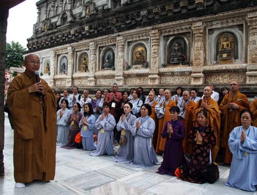 Trí tuệ - Thiền định - Đạo đức là tôn chỉ của những Phật tử khắp nơi thế giới khi thiền định tại Bồ đề Đạo tràng Một lòng hướng về Phật pháp! Dưới sự thuyết giảng của Đại đức Thích Nhật Từ - Phó hiệu trưởng Học viện Phật giáo Việt Nam phía Nam, nhiều Phật tử đã thông tuệ thêm tư tưởng cao cả của Đức Phật khi chiêm bái Bồ đề Đạo tràng. Trí tuệ - Thiền định - Đạo đức là tôn chỉ của những Phật tử khắp nơi thế giới khi thiền định tại Bồ đề Đạo tràng Một lòng hướng về Phật pháp! Dưới sự thuyết giảng của Đại đức Thích Nhật Từ - Phó hiệu trưởng Học viện Phật giáo Việt Nam phía Nam, nhiều Phật tử đã thông tuệ thêm tư tưởng cao cả của Đức Phật khi chiêm bái Bồ đề Đạo tràng.