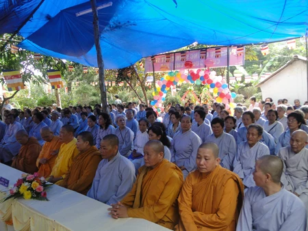 Chư Ni và đạo tràng Phật tử.jpg