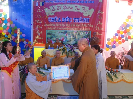 HT Thích Thiện Sanh trao quyết định bổ nhiệm.jpg