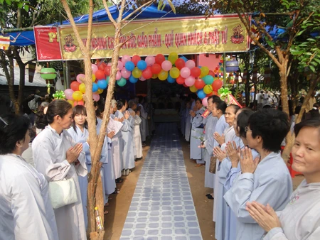 Phật tử làm hàng chào danh dự.jpg