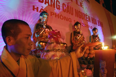 Hải Phòng: Đêm hoa đăng cầu nguyện hòa bình ảnh 6 Hải Phòng: Đêm hoa đăng cầu nguyện hòa bình ảnh 6