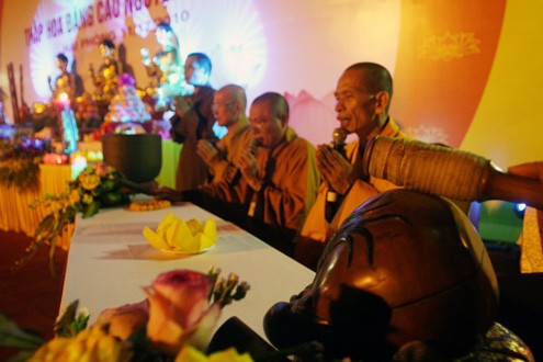 Hải Phòng: Đêm hoa đăng cầu nguyện hòa bình ảnh 7 Hải Phòng: Đêm hoa đăng cầu nguyện hòa bình ảnh 7