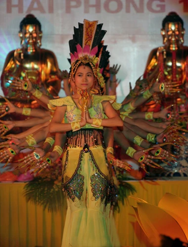 Mở đầu đêm cầu nguyện là nhiều tiết mục biểu diễn của các Phật tử. Tiết mục Phật Bà nghìn tay nghìn mắt được dàn dựng rất công phu.