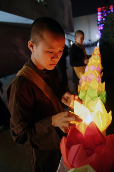 Thắp nến chuẩn bị cho đêm hội hoa đăng