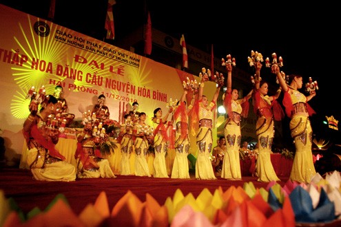 Hải Phòng: Đêm hoa đăng cầu nguyện hòa bình ảnh 1 Hải Phòng: Đêm hoa đăng cầu nguyện hòa bình ảnh 1