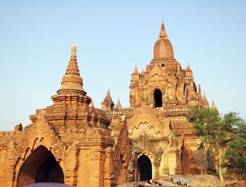 Bên cạnh các ngọn tháp kiêu hãnh vút lên trời xanh nắng gió là những bức tường thành đổ nát ghi dấu ấn thời gian Phóng sự ảnh: Bagan kỳ vĩ và bi tráng