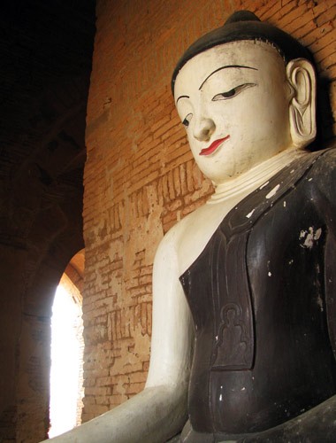 Những pho tượng Phật khổng lồ hiện diện trong các chùa tháp tại Bagan Phóng sự ảnh: Bagan kỳ vĩ và bi tráng