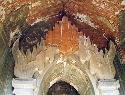Đường nét kiến trúc mang đậm chất Phật giáo pha trộn văn minh Angkor với những bức bích hoạ cả 1.000 năm tuổi là nét đặc trưng trang trí trong các ngôi chùa tháp Vùng đất Bagan cổ này không có cư dân sinh sống. Bám trụ quanh các ngôi đền lớn là vài chiếc lán nhỏ được lợp bằng lá cọ, nơi có những người nhẫn nại mời du khách mua các món đồ lưu niệm khá đẹp, với giá cả rất phải chăng Phóng sự ảnh: Bagan kỳ vĩ và bi tráng