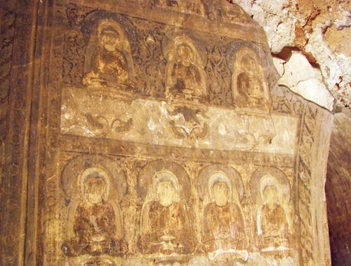 Đường nét kiến trúc mang đậm chất Phật giáo pha trộn văn minh Angkor với những bức bích hoạ cả 1.000 năm tuổi là nét đặc trưng trang trí trong các ngôi chùa tháp Vùng đất Bagan cổ này không có cư dân sinh sống. Bám trụ quanh các ngôi đền lớn là vài chiếc lán nhỏ được lợp bằng lá cọ, nơi có những người nhẫn nại mời du khách mua các món đồ lưu niệm khá đẹp, với giá cả rất phải chăng Phóng sự ảnh: Bagan kỳ vĩ và bi tráng