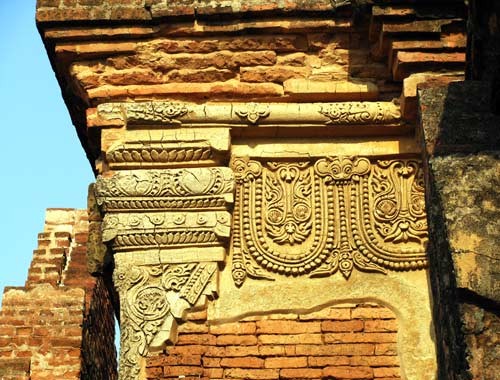 Đường nét kiến trúc mang đậm chất Phật giáo pha trộn văn minh Angkor với những bức bích hoạ cả 1.000 năm tuổi là nét đặc trưng trang trí trong các ngôi chùa tháp Vùng đất Bagan cổ này không có cư dân sinh sống. Bám trụ quanh các ngôi đền lớn là vài chiếc lán nhỏ được lợp bằng lá cọ, nơi có những người nhẫn nại mời du khách mua các món đồ lưu niệm khá đẹp, với giá cả rất phải chăng Phóng sự ảnh: Bagan kỳ vĩ và bi tráng