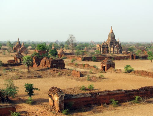Đường nét kiến trúc mang đậm chất Phật giáo pha trộn văn minh Angkor với những bức bích hoạ cả 1.000 năm tuổi là nét đặc trưng trang trí trong các ngôi chùa tháp Vùng đất Bagan cổ này không có cư dân sinh sống. Bám trụ quanh các ngôi đền lớn là vài chiếc lán nhỏ được lợp bằng lá cọ, nơi có những người nhẫn nại mời du khách mua các món đồ lưu niệm khá đẹp, với giá cả rất phải chăng Phóng sự ảnh: Bagan kỳ vĩ và bi tráng