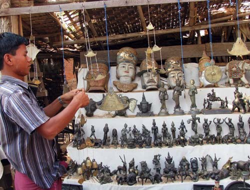 Đường nét kiến trúc mang đậm chất Phật giáo pha trộn văn minh Angkor với những bức bích hoạ cả 1.000 năm tuổi là nét đặc trưng trang trí trong các ngôi chùa tháp Vùng đất Bagan cổ này không có cư dân sinh sống. Bám trụ quanh các ngôi đền lớn là vài chiếc lán nhỏ được lợp bằng lá cọ, nơi có những người nhẫn nại mời du khách mua các món đồ lưu niệm khá đẹp, với giá cả rất phải chăng Phóng sự ảnh: Bagan kỳ vĩ và bi tráng