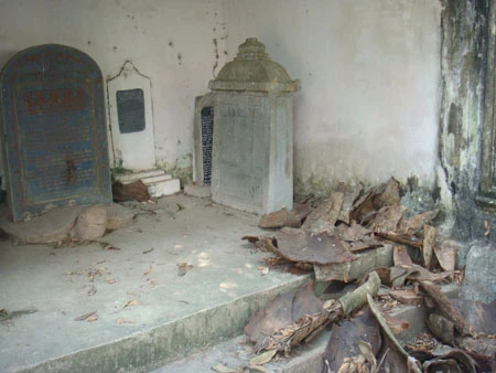 Một góc bừa bộn và hoang vắng ở chùa Sổ